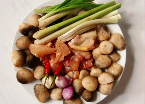 Ngọt nước canh gà nấu nấm rơm